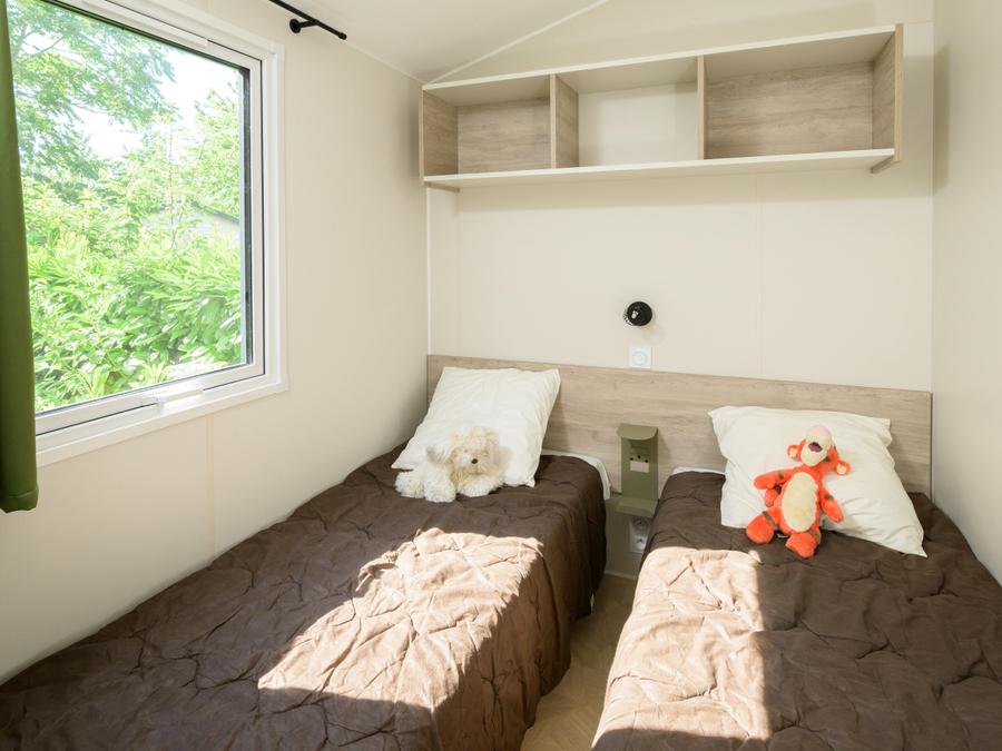 Mobilhome 4 personnes - Mobil-home Yvain Confort 27m² (2 chambres) + terrasse couverte + TV / Zone piétonne 4 pers 2