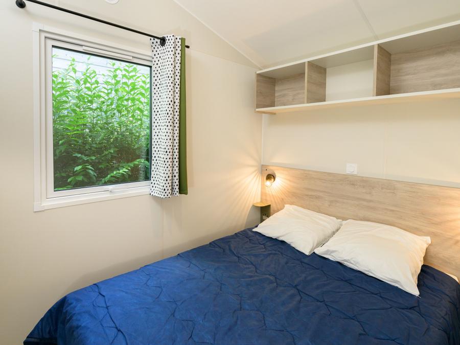 Mobilhome 4 personnes - Mobil-home Yvain Confort 27m² (2 chambres) + terrasse couverte + TV / Zone piétonne 4 pers 3