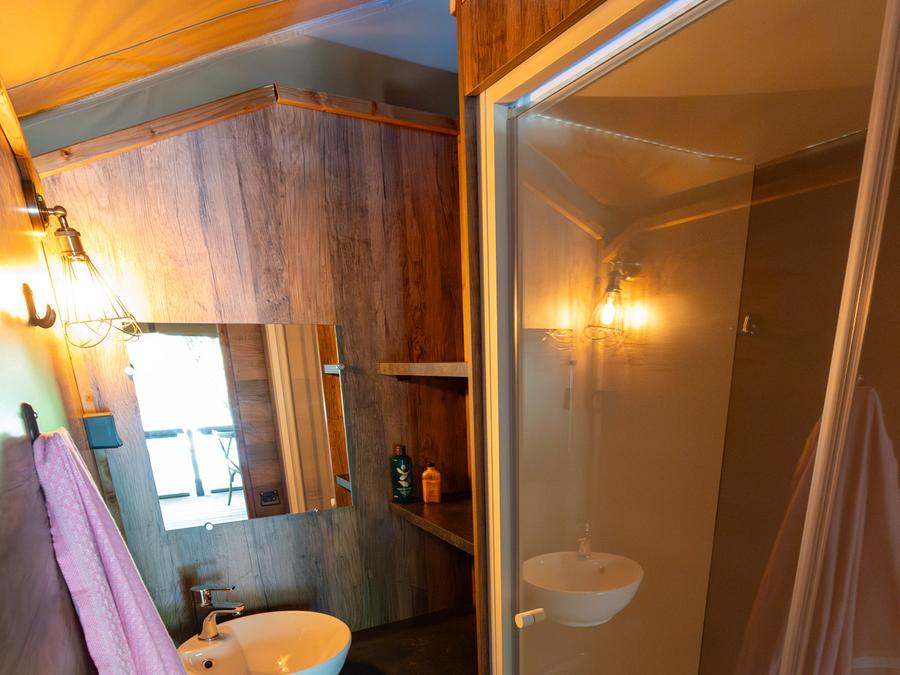 Tente en toile et en bois 4 personnes - Lodge Insolite Pinède 34 m² - 2 chambres + Terrasse couverte + Plancha - 4/5 pers 14