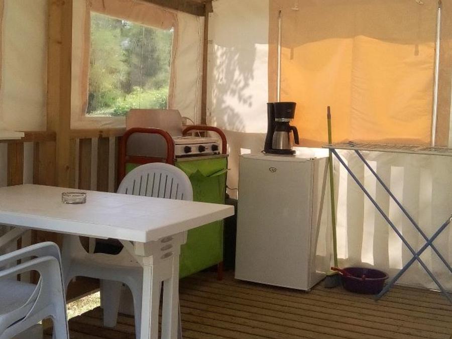 Mobilhome 2 personnes - Valentin - cuisine sur terrasse 3
