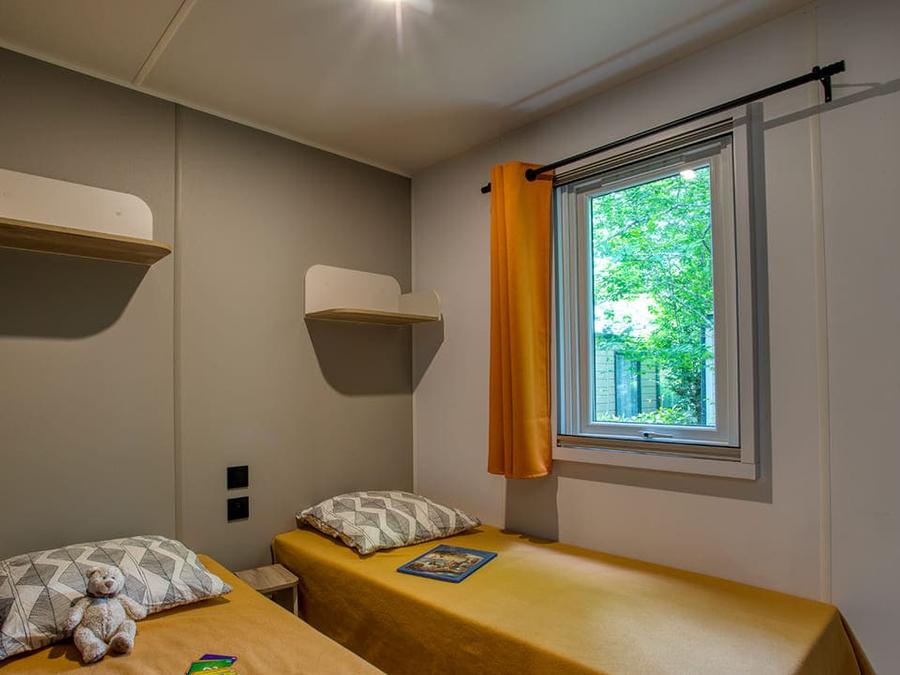 Mobilhome 10 personnes - Tribu 2x26m² - 4 chambres - terrasse semi-couverte 22m² - TV - lave vaisselle 6