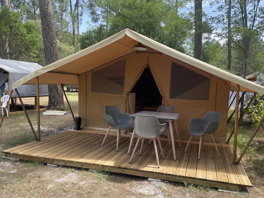 Tente en toile et en bois 4 personnes - plancher bois, 2 chambres, cuisine équipée, terrasse 0