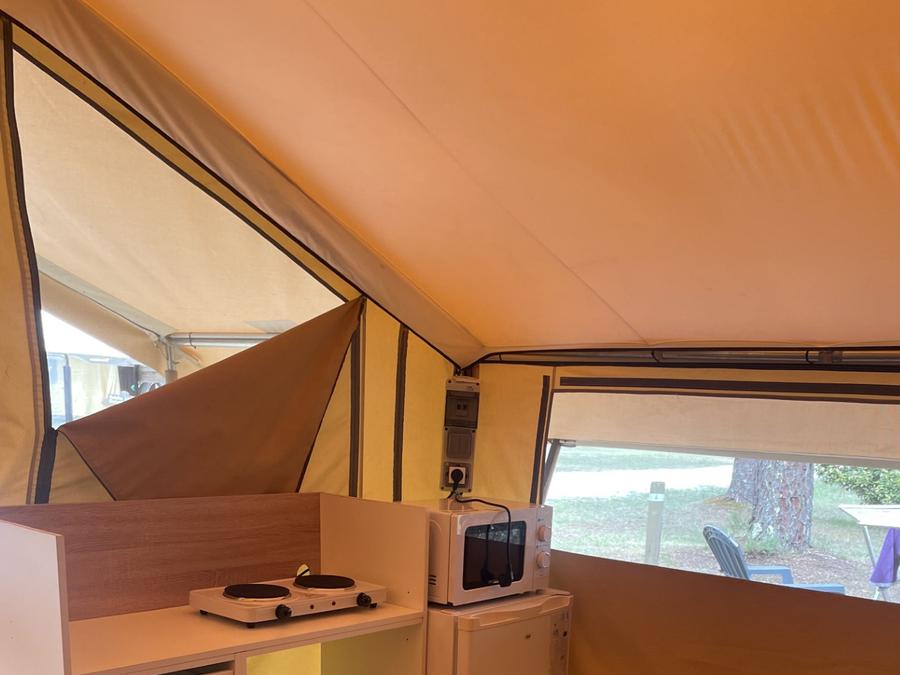 Tente en toile et en bois 4 personnes - plancher bois, 2 chambres, cuisine équipée, terrasse 3