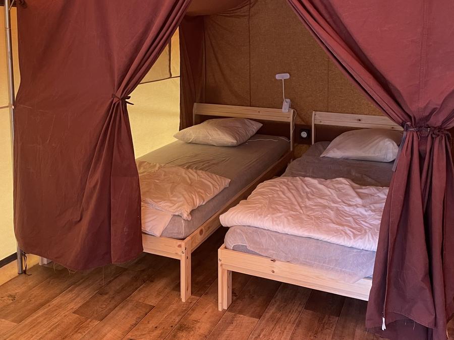 Tente en toile et en bois 4 personnes - plancher bois, 2 chambres, cuisine équipée, terrasse 1