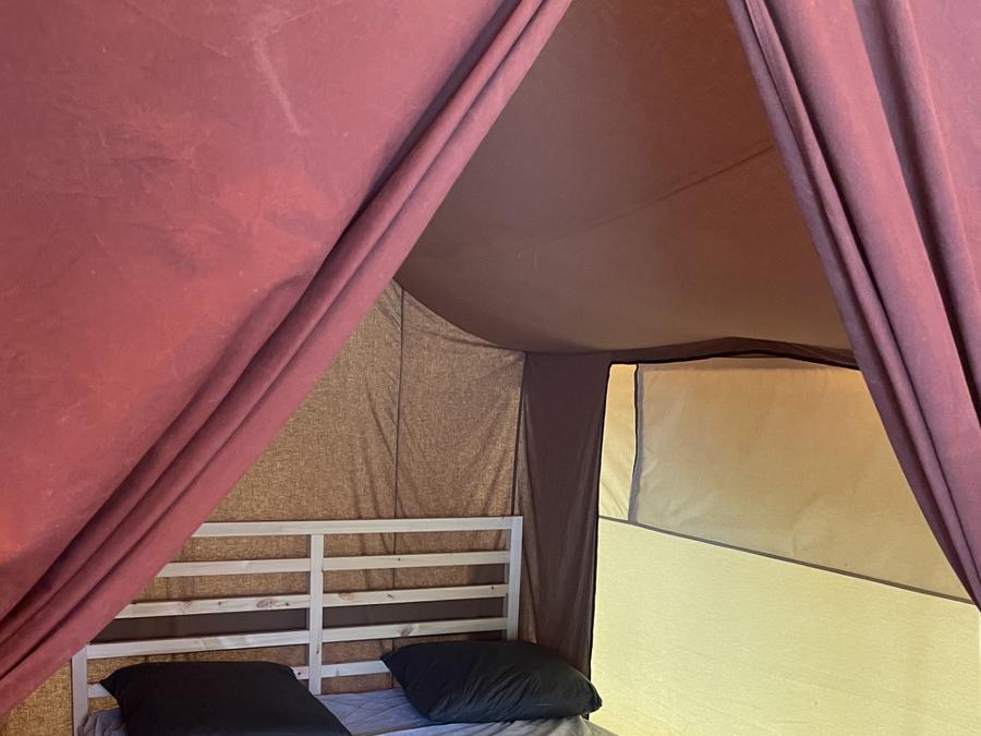 Tente en toile et en bois 4 personnes - plancher bois, 2 chambres, cuisine équipée, terrasse 2