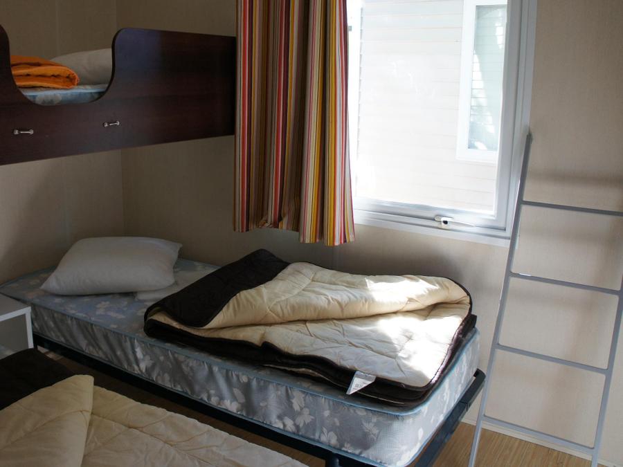 Mobilhome 5 personnes - Mobil home Confort 32 m² 2 chambres + terrasse 12m² semi-couverte (9m²) + TV 4/5 pers 2