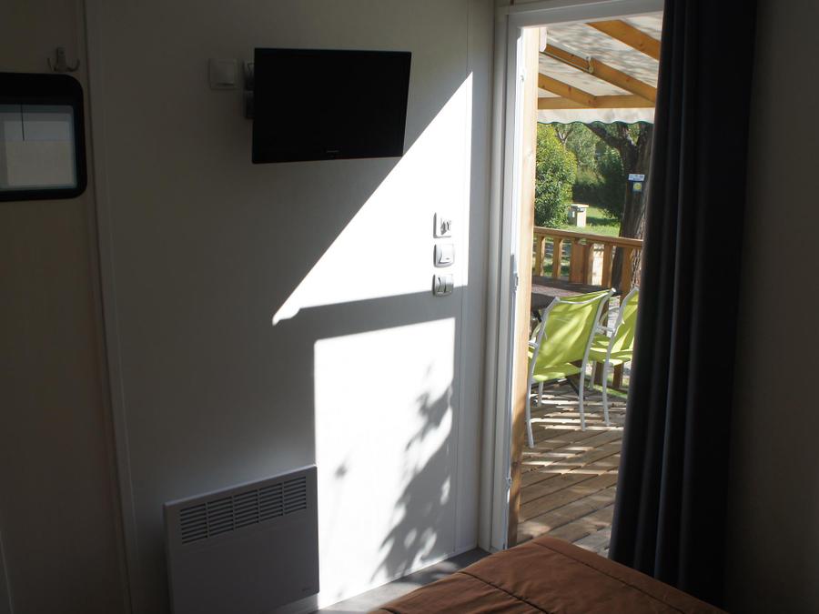 Mobilhome 4 personnes - Mobil home Premium 32m² 2 chambres + 2 salles de bain + terrasse couverte 9m² + TV + Clim 4 pers 8