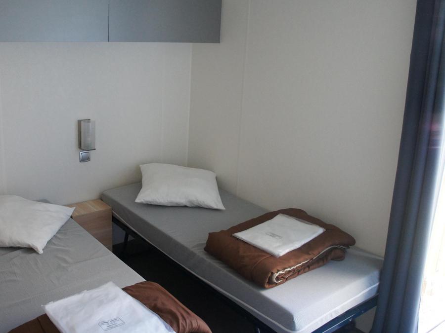 Mobilhome 4 personnes - Mobil home Premium 32m² 2 chambres + 2 salles de bain + terrasse couverte 9m² + TV + Clim 4 pers 7