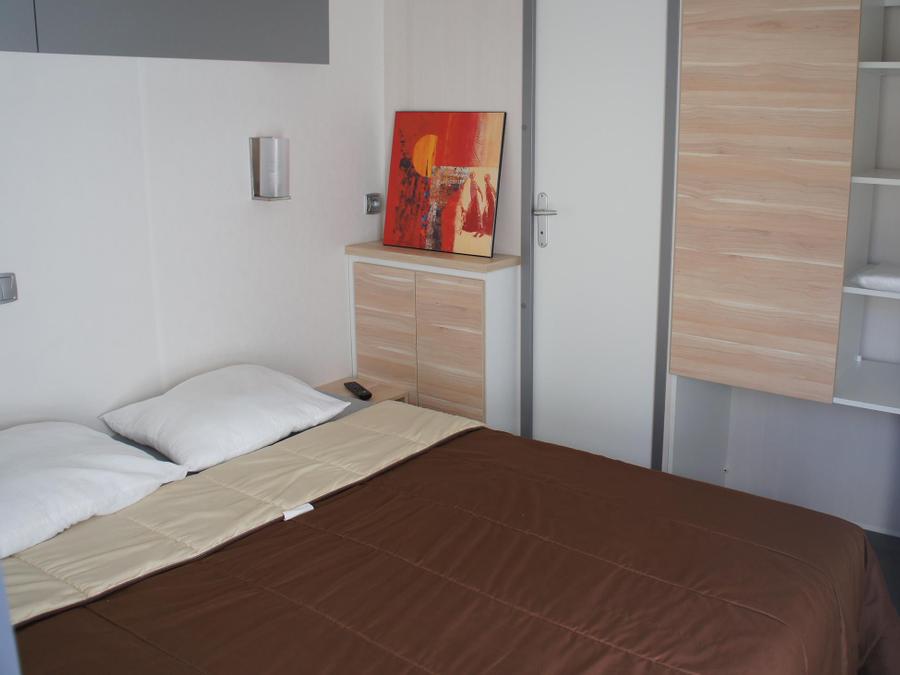 Mobilhome 4 personnes - Mobil home Premium 32m² 2 chambres + 2 salles de bain + terrasse couverte 9m² + TV + Clim 4 pers 6