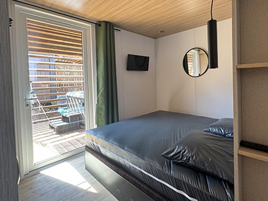 Mobilhome 6 personnes - TAOS Luxe 40m2 terrasse couverte + Jacuzzi privatif - 6 pers 3 chambres 2 sdb - clim 18