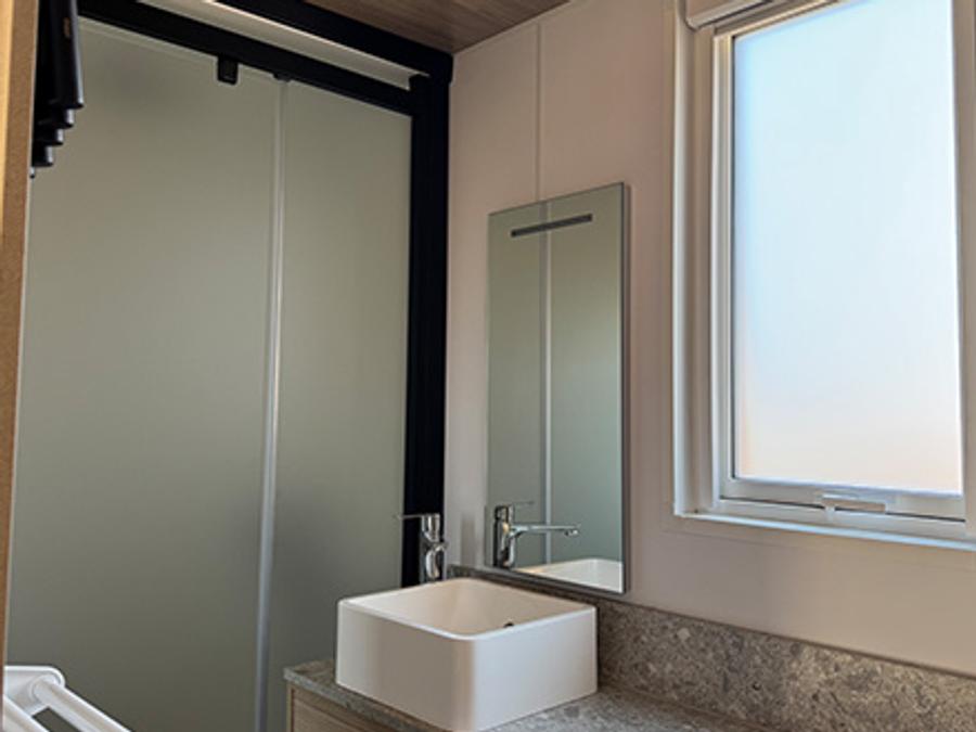 Mobilhome 4 personnes - TAOS Luxe 35m2 terrasse couverte + Jacuzzi privatif - 4 pers 2 chambres 2 sdb - clim 17