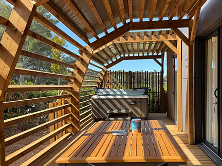 Mobilhome 4 personnes - TAOS Luxe 35m2 terrasse couverte + Jacuzzi privatif - 4 pers 2 chambres 2 sdb - clim 12