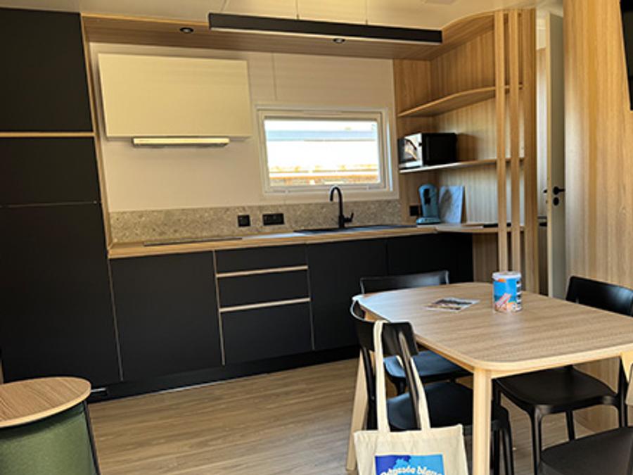 Mobilhome 4 personnes - TAOS Luxe 35m2 terrasse couverte + Jacuzzi privatif - 4 pers 2 chambres 2 sdb - clim 13