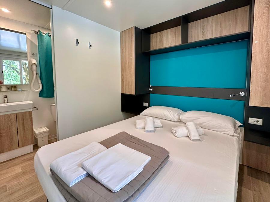 Mobilhome 2 personnes - Mobil-home Premium avec 2 chambres - 2 salles de bain (2 personnes incluses - 2 personnes supplémentaires possibles moyennant supplément, veuillez contacter le camping) 4