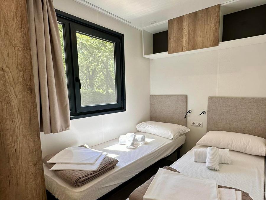 Mobilhome 2 personnes - Mobil-home de luxe avec 2 chambres - 2 salles de bain (2 personnes incluses - 2 personnes supplémentaires possibles avec supplément, veuillez contacter le camping) 6