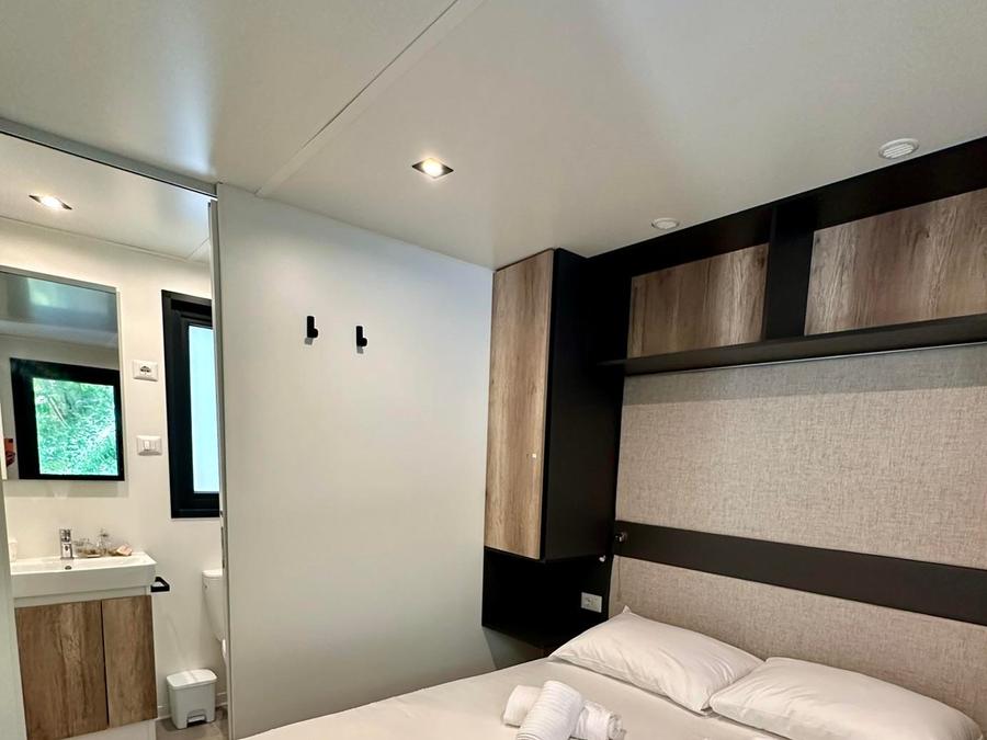 Mobilhome 2 personnes - Mobil-home de luxe avec 2 chambres - 2 salles de bain (2 personnes incluses - 2 personnes supplémentaires possibles avec supplément, veuillez contacter le camping) 4