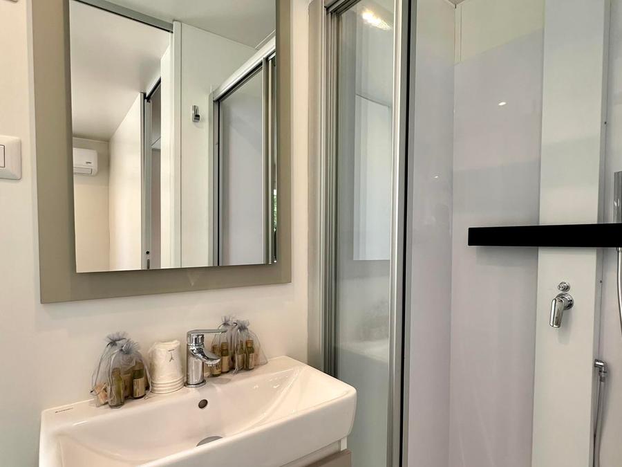 Mobilhome 2 personnes - Mobil-home supérieur avec 3 chambres - 2 salles de bain (2 personnes incluses - 4 personnes supplémentaires possibles avec supplément, contacter le camping) 9