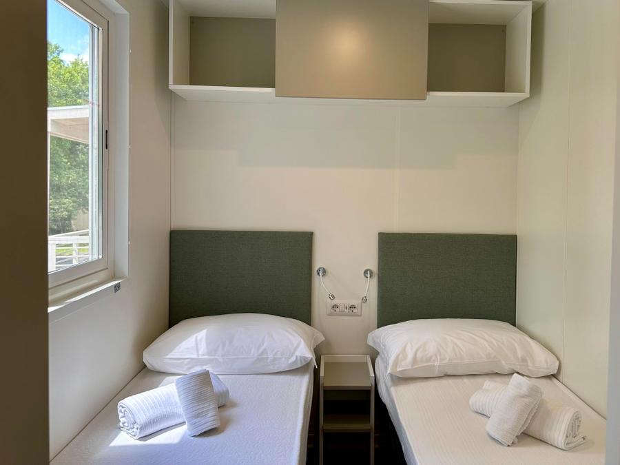 Mobilhome 2 personnes - Mobil-home supérieur avec 3 chambres - 2 salles de bain (2 personnes incluses - 4 personnes supplémentaires possibles avec supplément, contacter le camping) 7