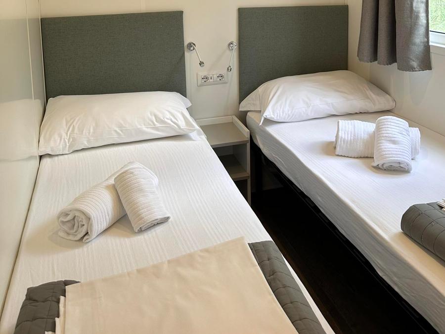 Mobilhome 2 personnes - Mobil-home supérieur avec 3 chambres - 2 salles de bain (2 personnes incluses - 4 personnes supplémentaires possibles avec supplément, contacter le camping) 6