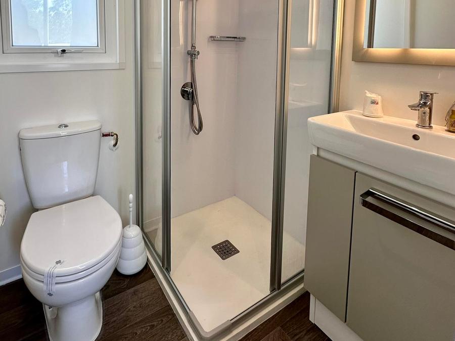 Mobilhome 2 personnes - Mobil-home supérieur avec 3 chambres - 2 salles de bain (2 personnes incluses - 4 personnes supplémentaires possibles avec supplément, contacter le camping) 8