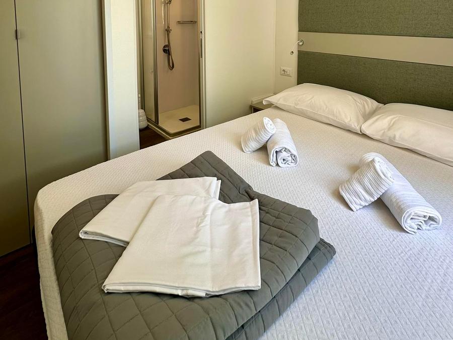 Mobilhome 2 personnes - Mobil-home supérieur avec 3 chambres - 2 salles de bain (2 personnes incluses - 4 personnes supplémentaires possibles avec supplément, contacter le camping) 5