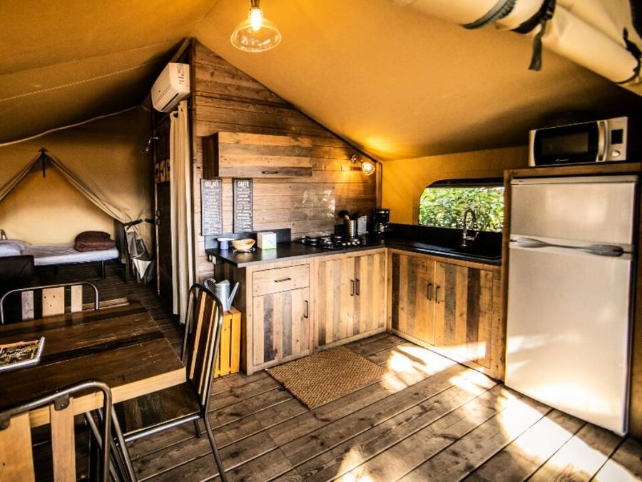 Tente en toile et en bois 5 personnes - Corsica Lodge 3 Pièces 5 Personnes Climatisé 1