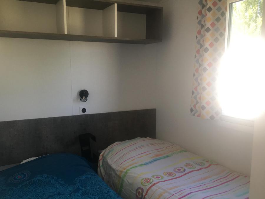 Mobilhome 4 personnes - 2 chambres compact 24 m2 avec terrasse couverte 10 m2 5