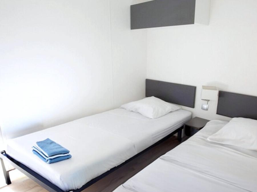 Mobilhome 4 personnes - Premium 40m² 2 chambres + CLIM + TV + terrasse panoramique + draps + serviettes 5