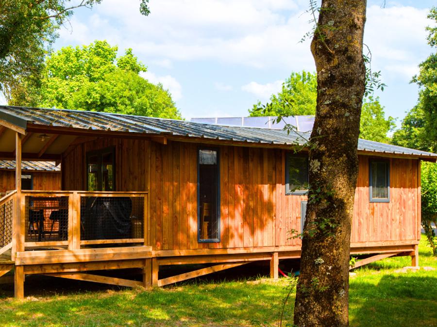 Tente en toile et en bois 5 personnes - Lodge Premium VIP 45m² 2 chambres dont terrasse de 11m² + TV + Draps + Serviettes 0