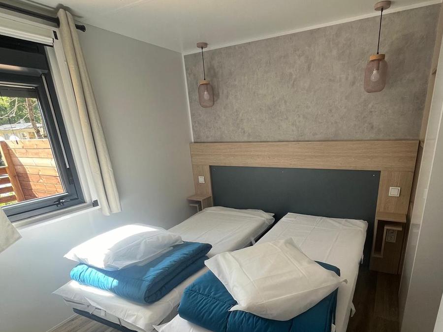 Mobilhome 4 personnes - SPA Premium 40m² - 2 chambres + Terrasse couverte + Clim réversible + TV 2