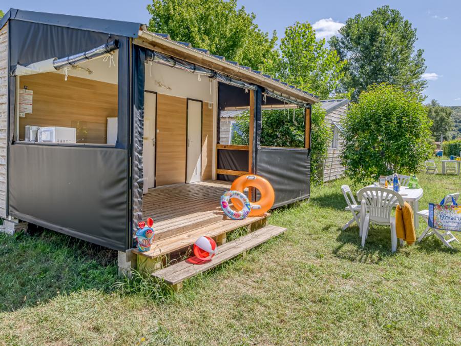 Bungalow toilé 5 personnes - Standard 27m² 2 chambres avec WC - sans salle de bains + terrasse couverte 0