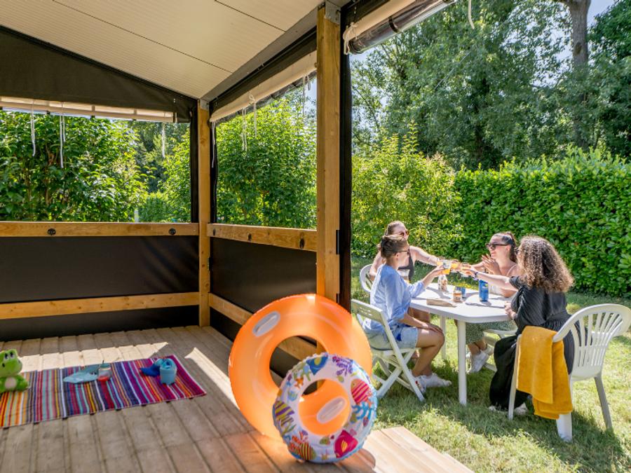 Bungalow toilé 5 personnes - Standard 27m² 2 chambres avec WC - sans salle de bains + terrasse couverte 3