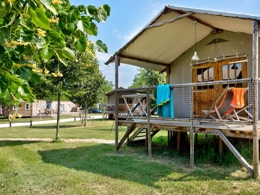 Hébergement 4 personnes - Cabane Lodge Bois sur pilotis Standard 38m² (2 chambres) dont terrasse couverte 12m² + TV 4 pers.&nbsp; 0