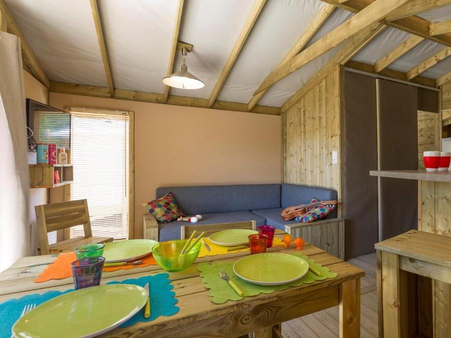 Tente en toile et en bois 5 personnes - Sweetflower Confort 43m² (2 chambres) + TV + draps + serviettes + terrasse semi-couverte de 11m² 4/5 pers. 3
