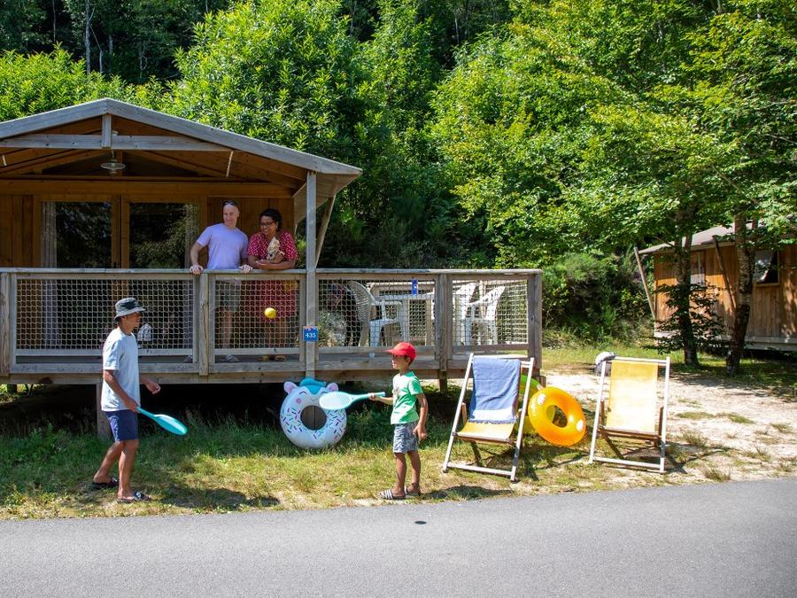 Tente en toile et en bois 5 personnes - Sweetflower Confort 43m² (2 chambres) + TV + draps + serviettes + terrasse semi-couverte de 11m² 4/5 pers. 0