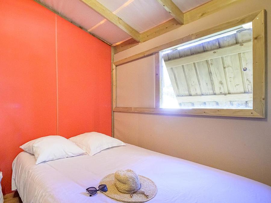 Tente en toile et en bois 5 personnes - Sweetflower Confort 43m² (2 chambres) + TV + draps + serviettes + terrasse semi-couverte de 11m² 4/5 pers. 5