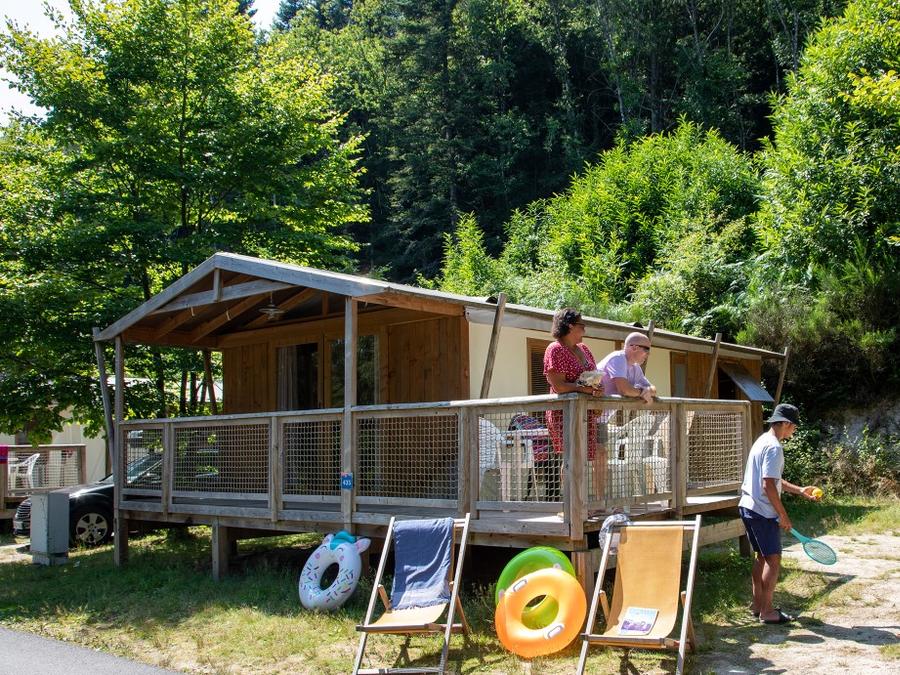 Tente en toile et en bois 5 personnes - Sweetflower Confort 43m² (2 chambres) + TV + draps + serviettes + terrasse semi-couverte de 11m² 4/5 pers. 1