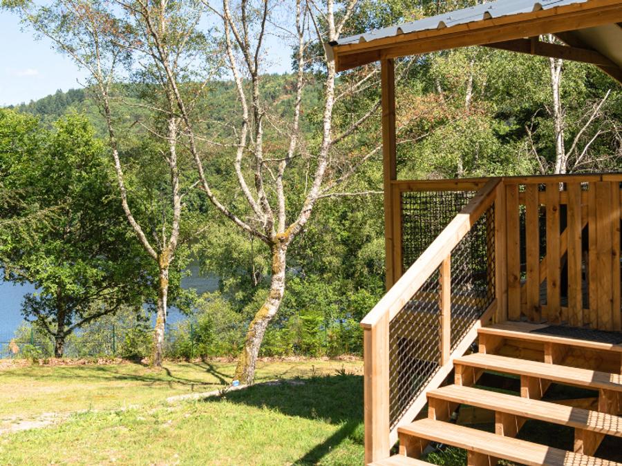 Chalet 5 personnes - Lodge VIP Premium 34m² - vue sur lac (2 chambres) + TV + draps + serviettes + terrasse couverte 11m² 4/5 pers. 1