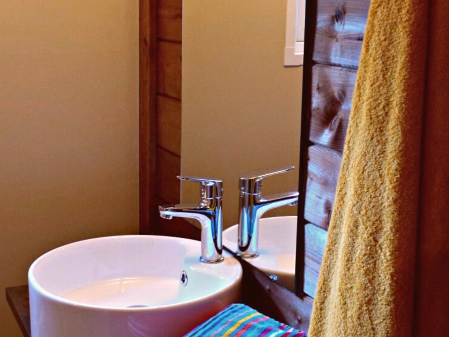 Chalet 5 personnes - Lodge VIP Premium 34m² - vue sur lac (2 chambres) + TV + draps + serviettes + terrasse couverte 11m² 4/5 pers. 7