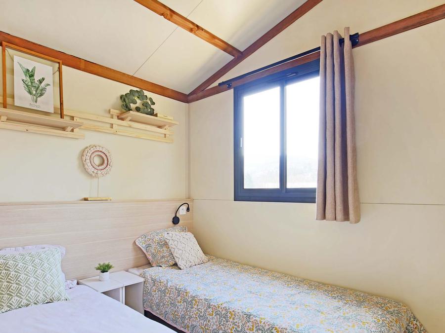 Mobilhome 7 personnes - Gamme FAMILY Chalet PORTLAND- Grande baie vitrée pour accéder à la terrasse : luminosité garantie! 4