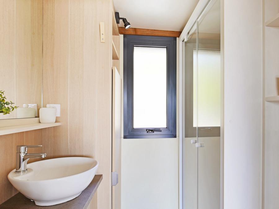 Mobilhome 7 personnes - Gamme FAMILY Chalet PORTLAND- Grande baie vitrée pour accéder à la terrasse : luminosité garantie! 2