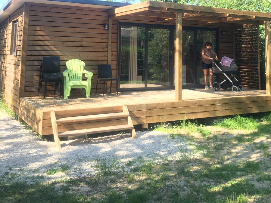 Mobilhome 7 personnes - Gamme FAMILY Chalet PORTLAND- Grande baie vitrée pour accéder à la terrasse : luminosité garantie! 10