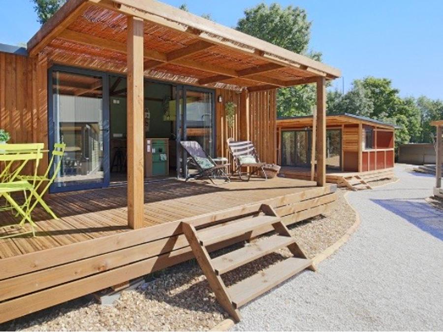Mobilhome 7 personnes - Gamme FAMILY Chalet PORTLAND- Grande baie vitrée pour accéder à la terrasse : luminosité garantie! 6