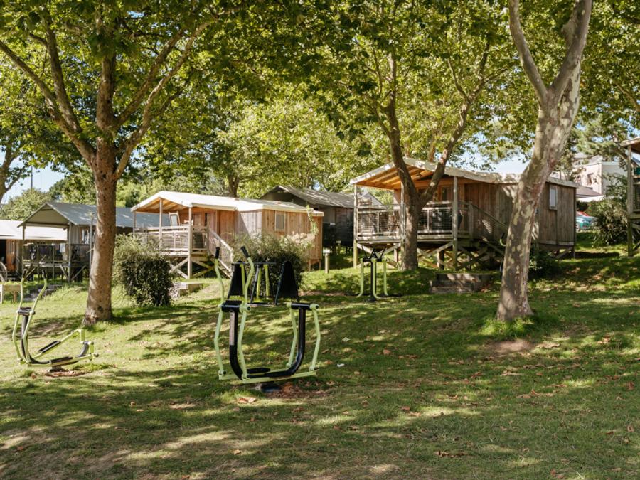Tente en toile et en bois 4 personnes - Cabane Lodge Cosyflower PREMIUM 38m² (2 chambres) dont terrasse couverte 10m² + TV + draps inclus 0