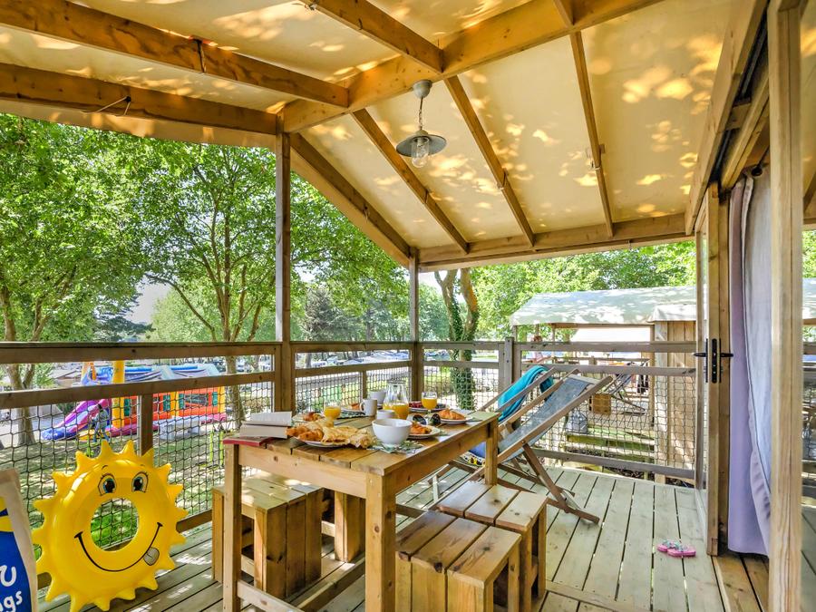 Tente en toile et en bois 4 personnes - Cabane Lodge Cosyflower PREMIUM 38m² (2 chambres) dont terrasse couverte 10m² + TV + draps inclus 2