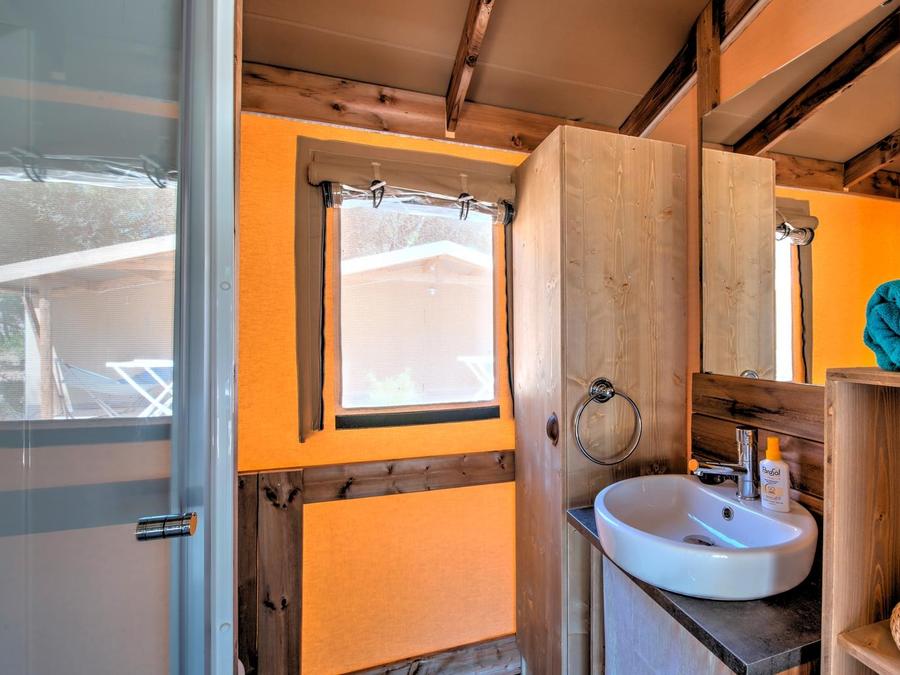 Tente en toile et en bois 5 personnes - Ecolodge Cotton Toilée CONFORT 32m² (2 chambres) + terrasse couverte 11m² + TV 5