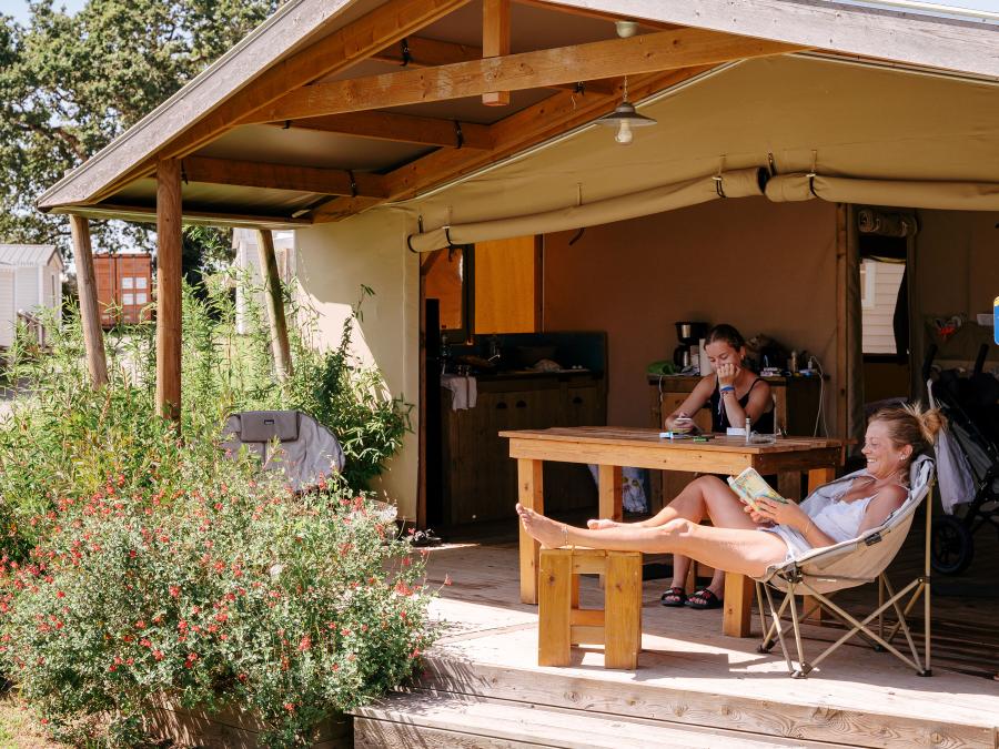 Tente en toile et en bois 5 personnes - Ecolodge Cotton Toilée CONFORT 32m² (2 chambres) + terrasse couverte 11m² + TV 7