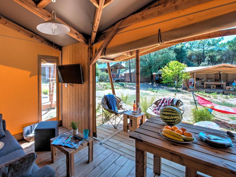 Tente en toile et en bois 5 personnes - Ecolodge Cotton Toilée CONFORT 32m² (2 chambres) + terrasse couverte 11m² + TV 2