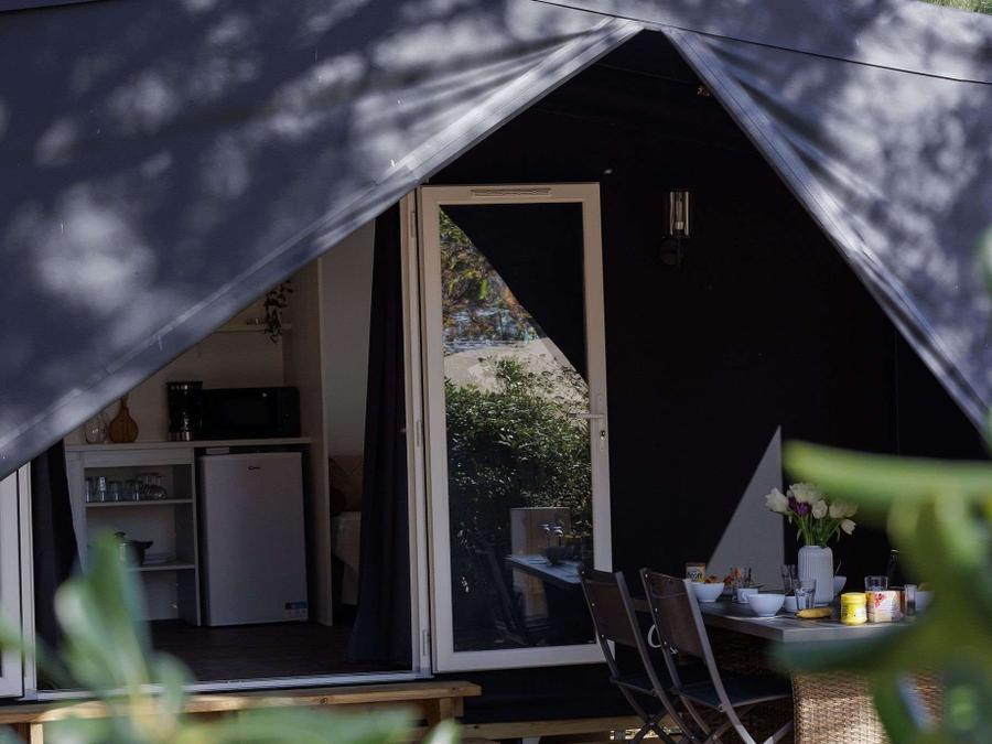 Tente en toile et en bois 4 personnes - Ecrin Cocoon Insolite 16m² (sans sanitaires) 2 chambres + Terrasse couverte 14 m²+ TV + Coin Cuisine 4 pers 1