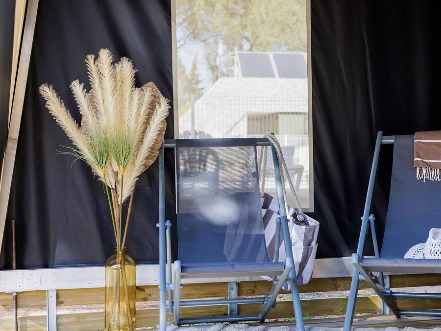 Tente en toile et en bois 4 personnes - Ecrin Cocoon Insolite 16m² (sans sanitaires) 2 chambres + Terrasse couverte 14 m²+ TV + Coin Cuisine 4 pers 3